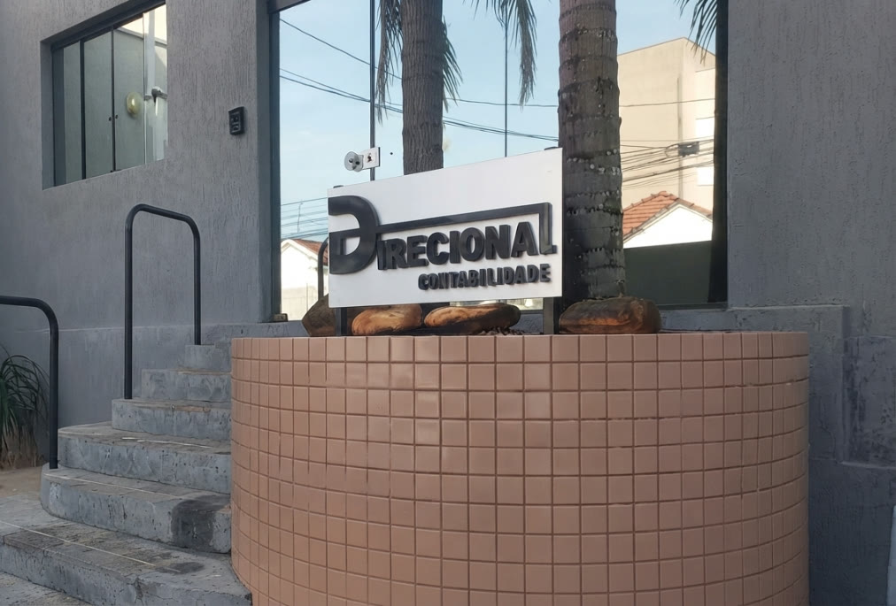 Fachada do escritório da Direcional Contabilidade, com a placa na entrada, em Lins/SP